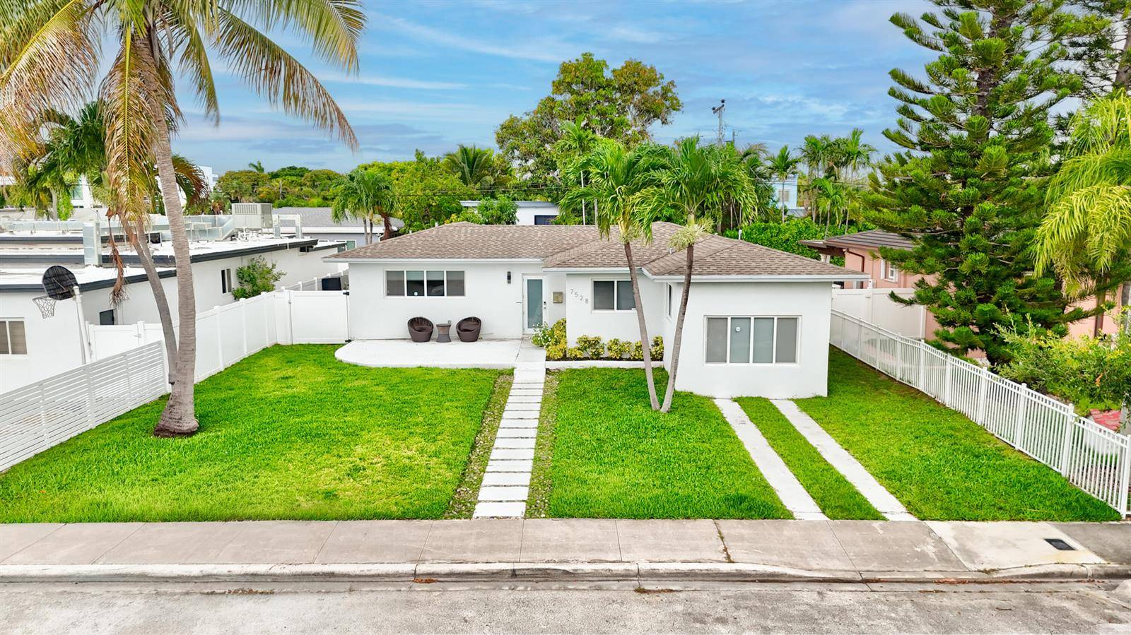 7528 BuccaneerNorth Bay Village - picture