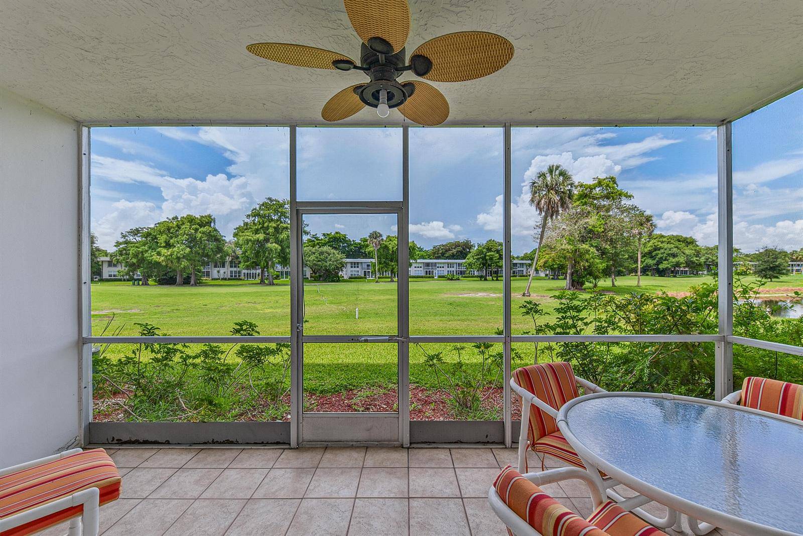 4020 W Palm AirePompano Beach - NO 103 PALM-AIRE COUNTRY C,PALM AIRE COUNTRY CL condo unit 106 - picture