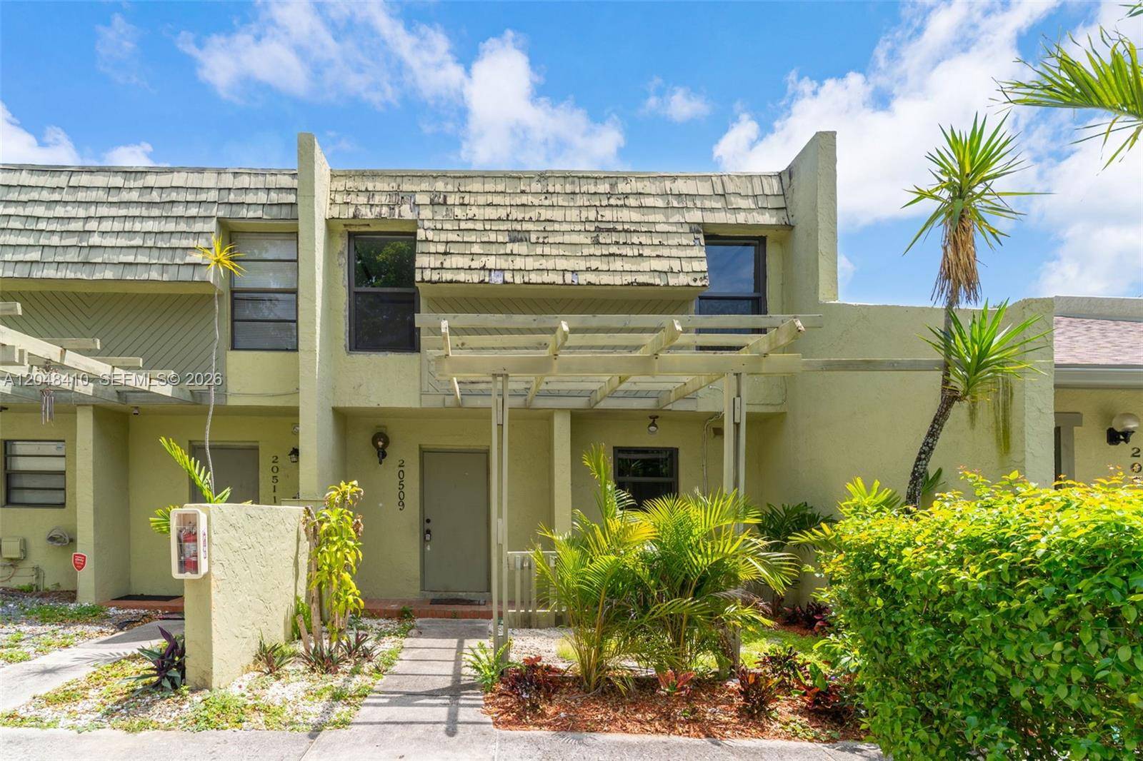 20509 NW 15 AveMiami Gardens - COUNTRY CLUB VILLAS TH CO,Country Club Villas condo unit 5-2 - picture