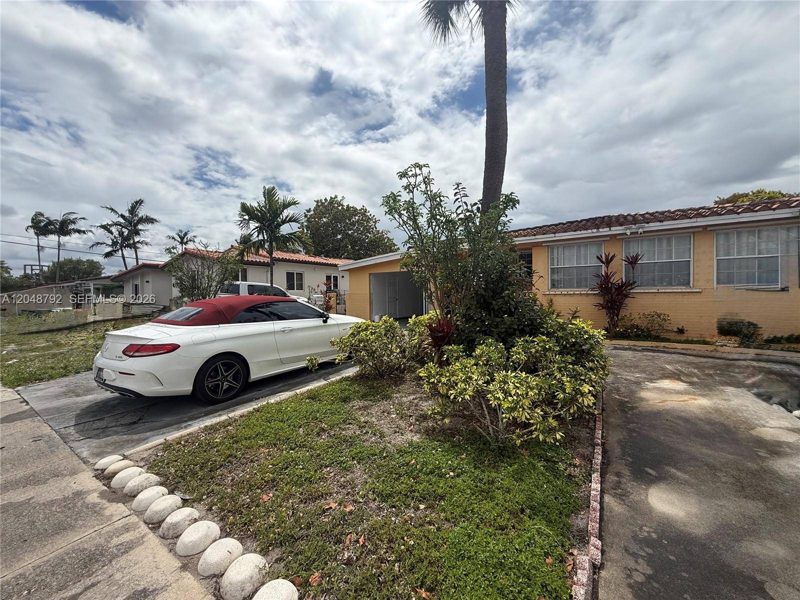 4470 W 1st AveHialeah - picture