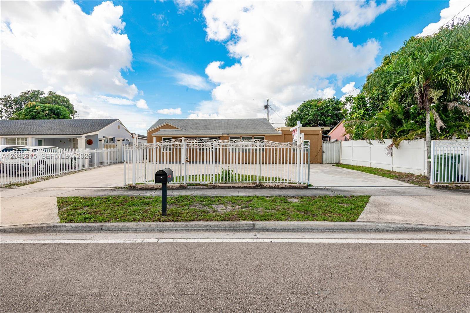 750 NE 4th PlHialeah - picture