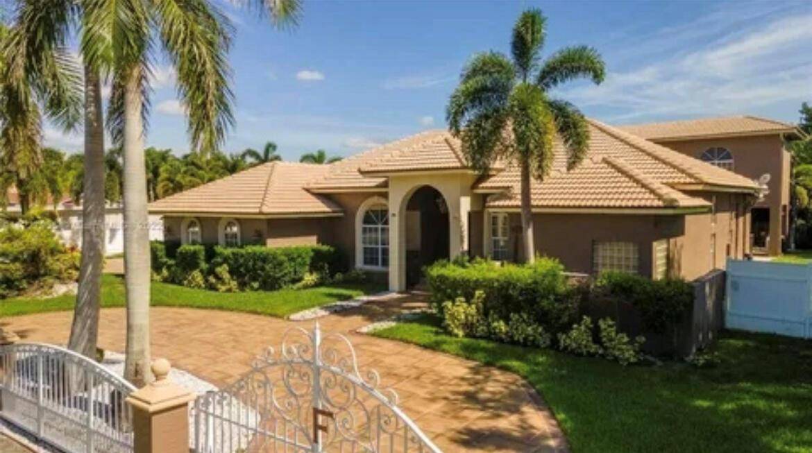 423 NE 3rdPompano Beach - picture
