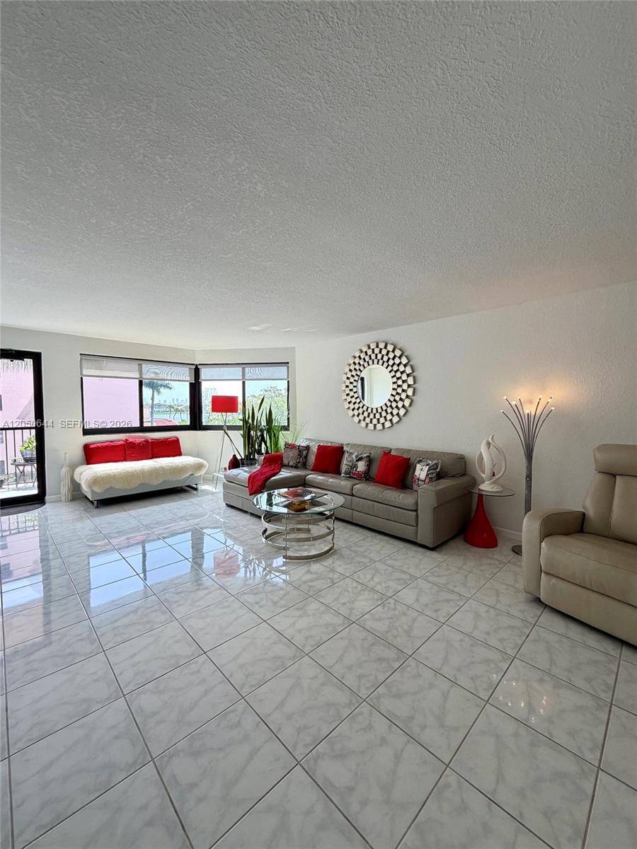 20850 San Simeon WayMiami - LAKEVIEW OF THE CALF CLUB condo unit 302-5 - picture