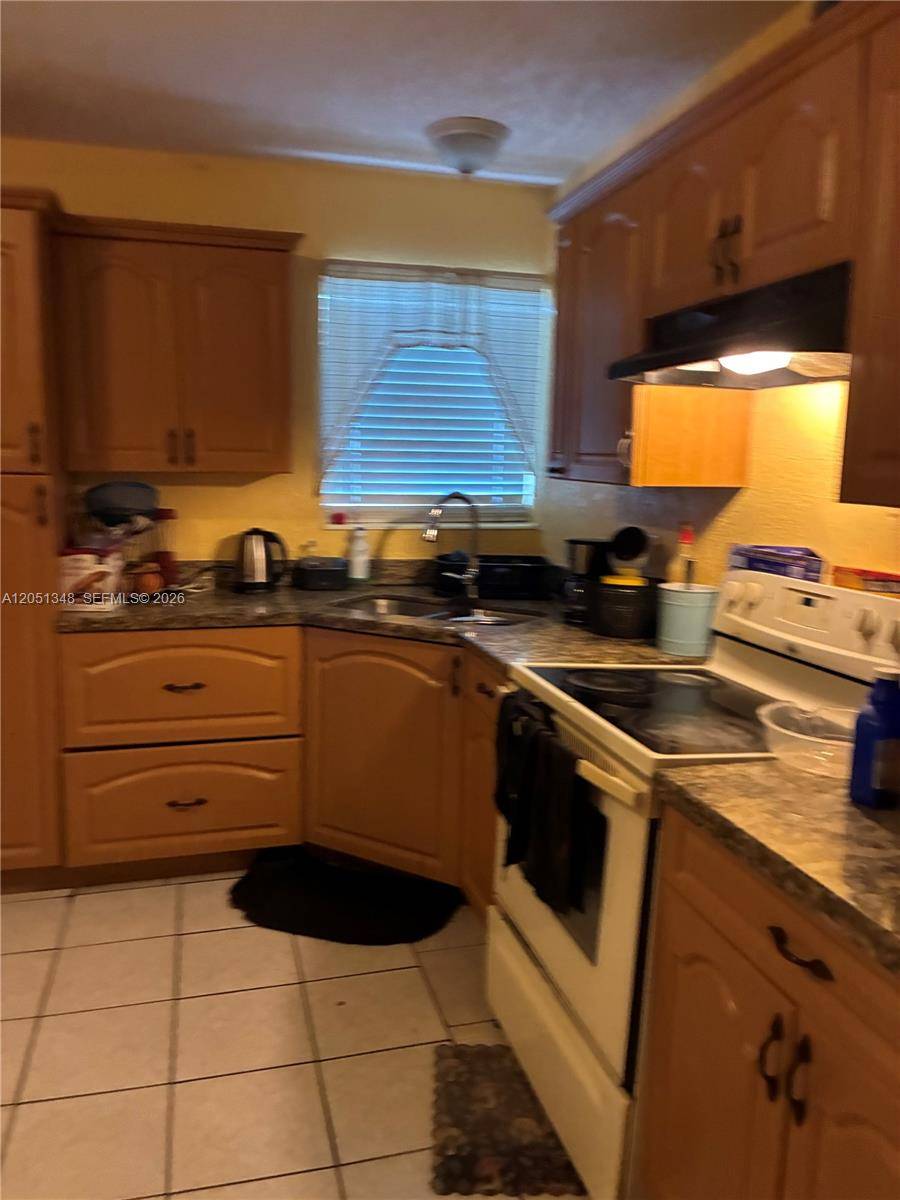 1011 NW 183rd DrMiami Gardens - picture