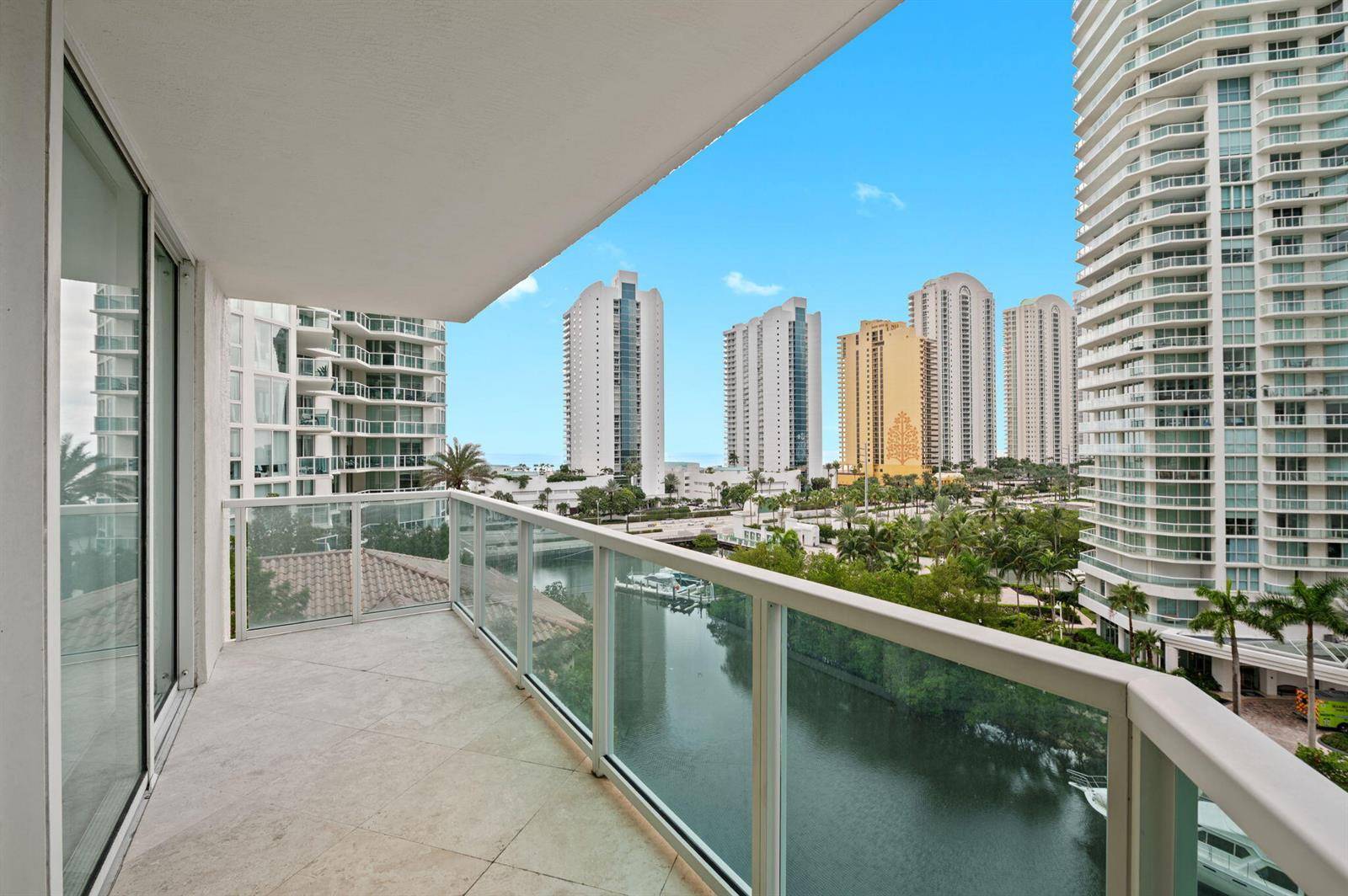 200 Sunny IslesSunny Isles Beach - ST TROPEZ ON THE BAY II CO,PARQUE TOWERS condo unit 2-806 - picture