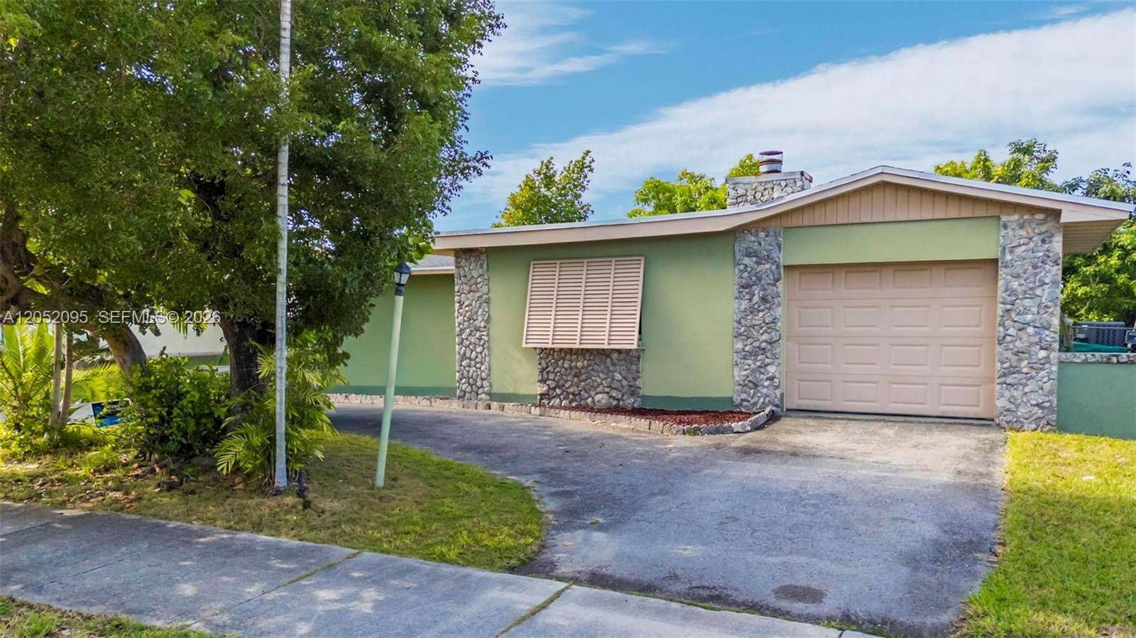 9110 SW 200 StCutler Bay - picture
