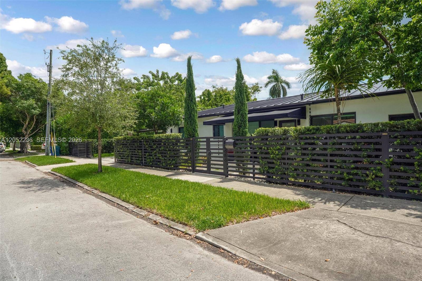 2484 SW 25th StMiami - picture