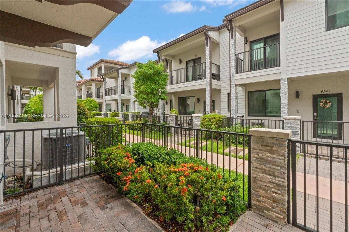 4746 NW 83rd PkwyDoral - picture