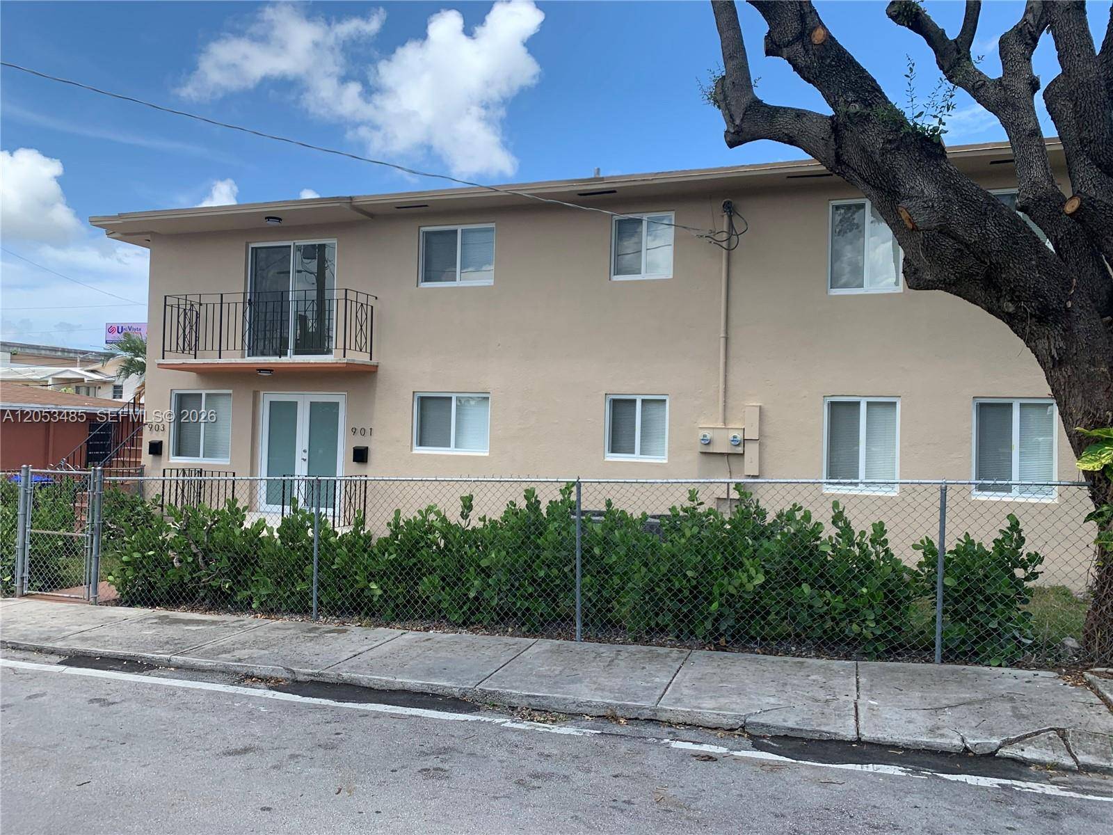 901 NW 22nd CtMiami - picture