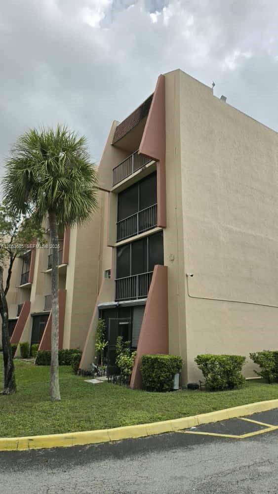 13707 Kendale Lakes CirMiami - RAMBLEWOOD CONDO C condo unit PH11 - picture