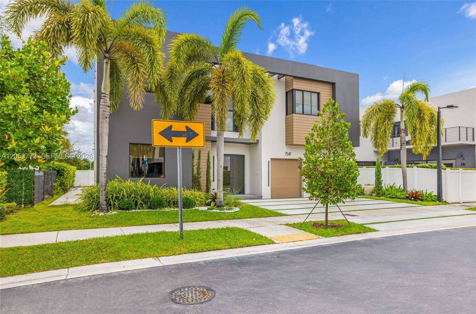 7541 NW 100th AveDoral - picture