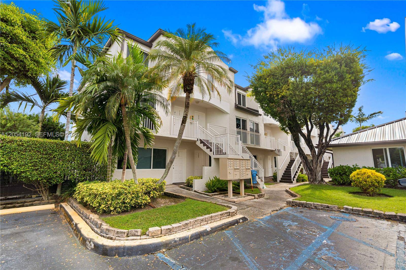 8585 NW 6th LnMiami - CORAL POINTE TOWNHOMES CO condo unit 9-208 - picture