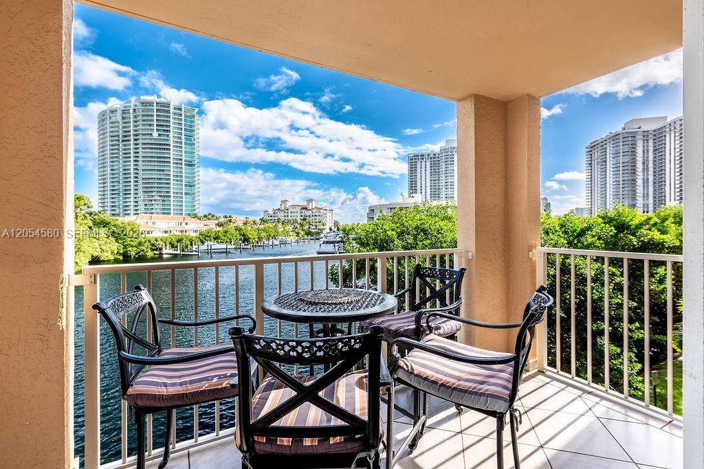 19999 E Country Club DrAventura - THE YACHT CLUB AT AVENTUR condo unit 1302 - picture