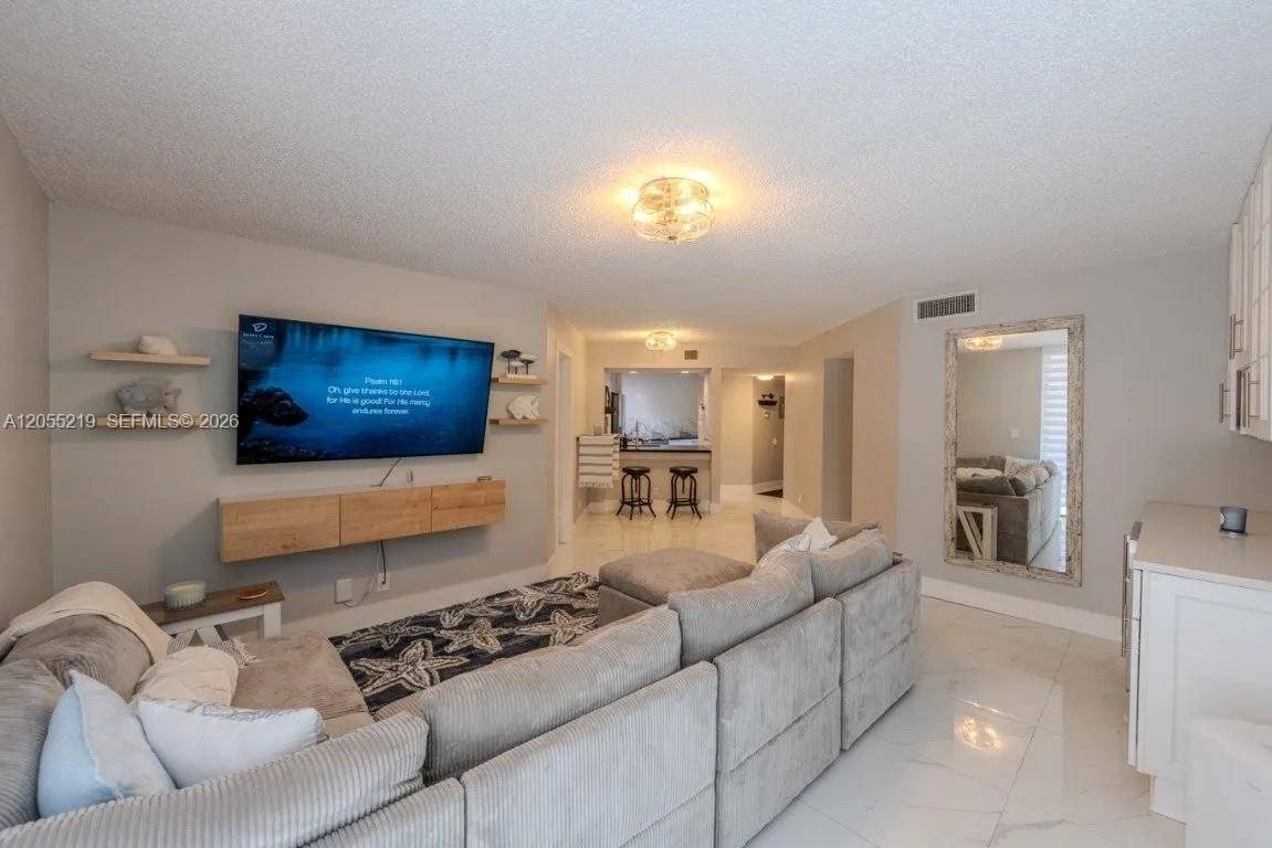 10451 W Broward BlvdPlantation - PLANTATION RACQUET CLUB condo unit 201 - picture