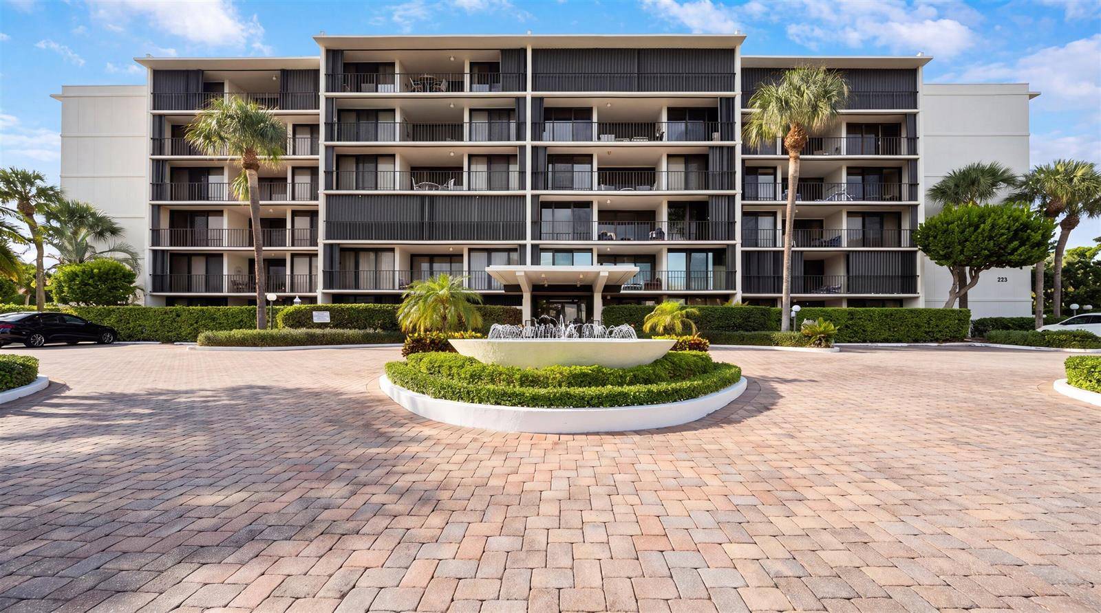 225 S BeachJupiter - OCEAN VILLAS CONDO APTS condo unit 102 - picture