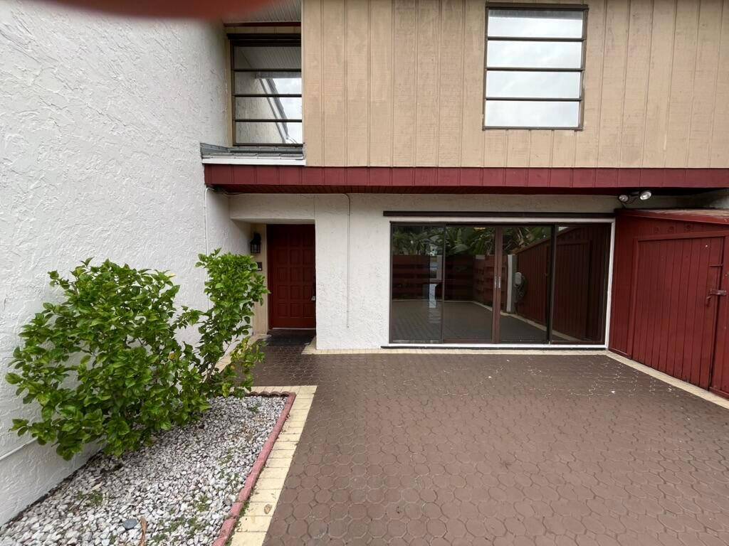 3094 BERMWOODHollywood - FAMILY TOWNHOUSES OF THE L,LAKES OF EMERALD HIL condo unit 237 - picture