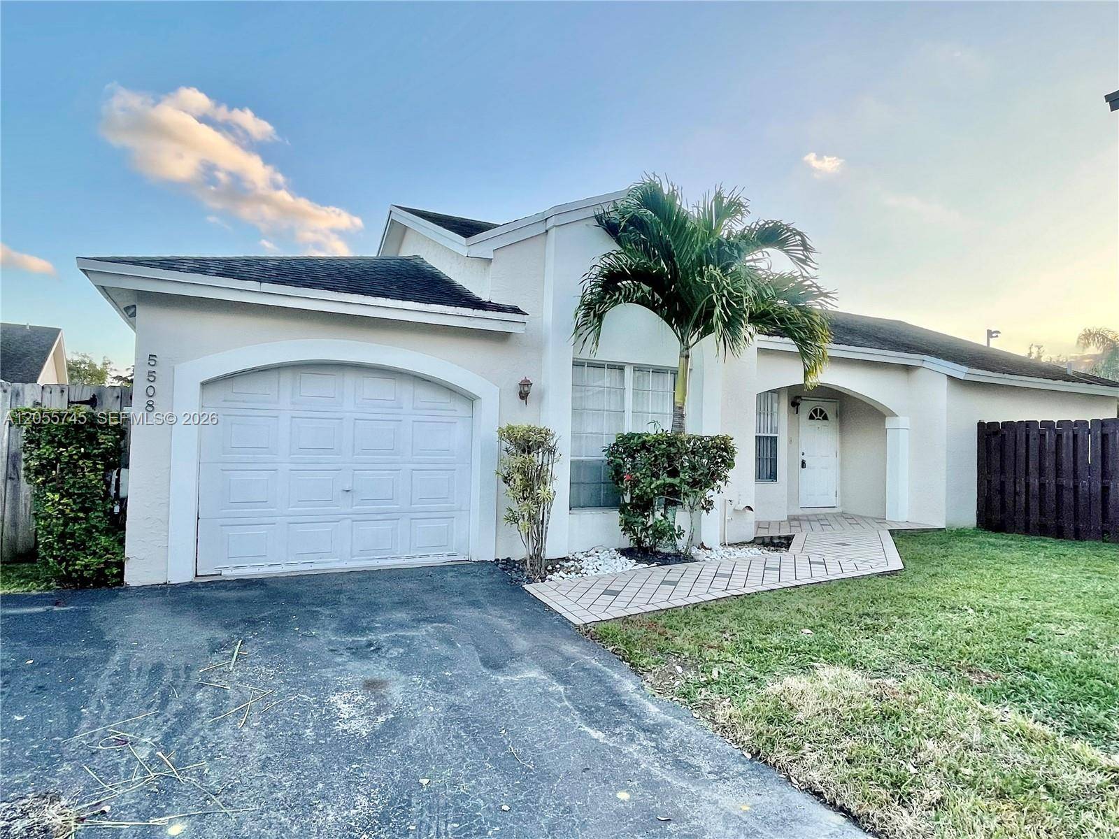 5508 NW 101st CtDoral - picture