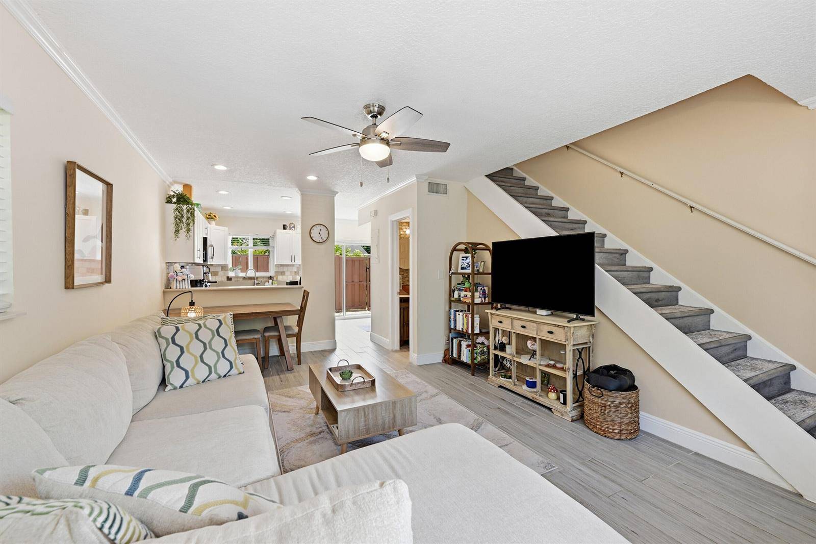 47 NE 20thWilton Manors - MANOR GROVE VILLAGE THREE condo unit 1H - picture