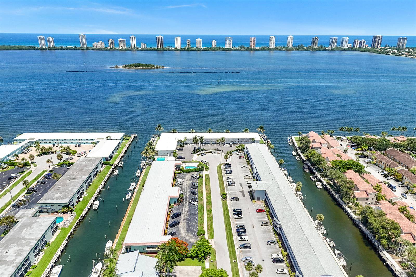 117 LehaneNorth Palm Beach - HAMPSHIRE ARMS COND APTS U condo unit 211 - picture