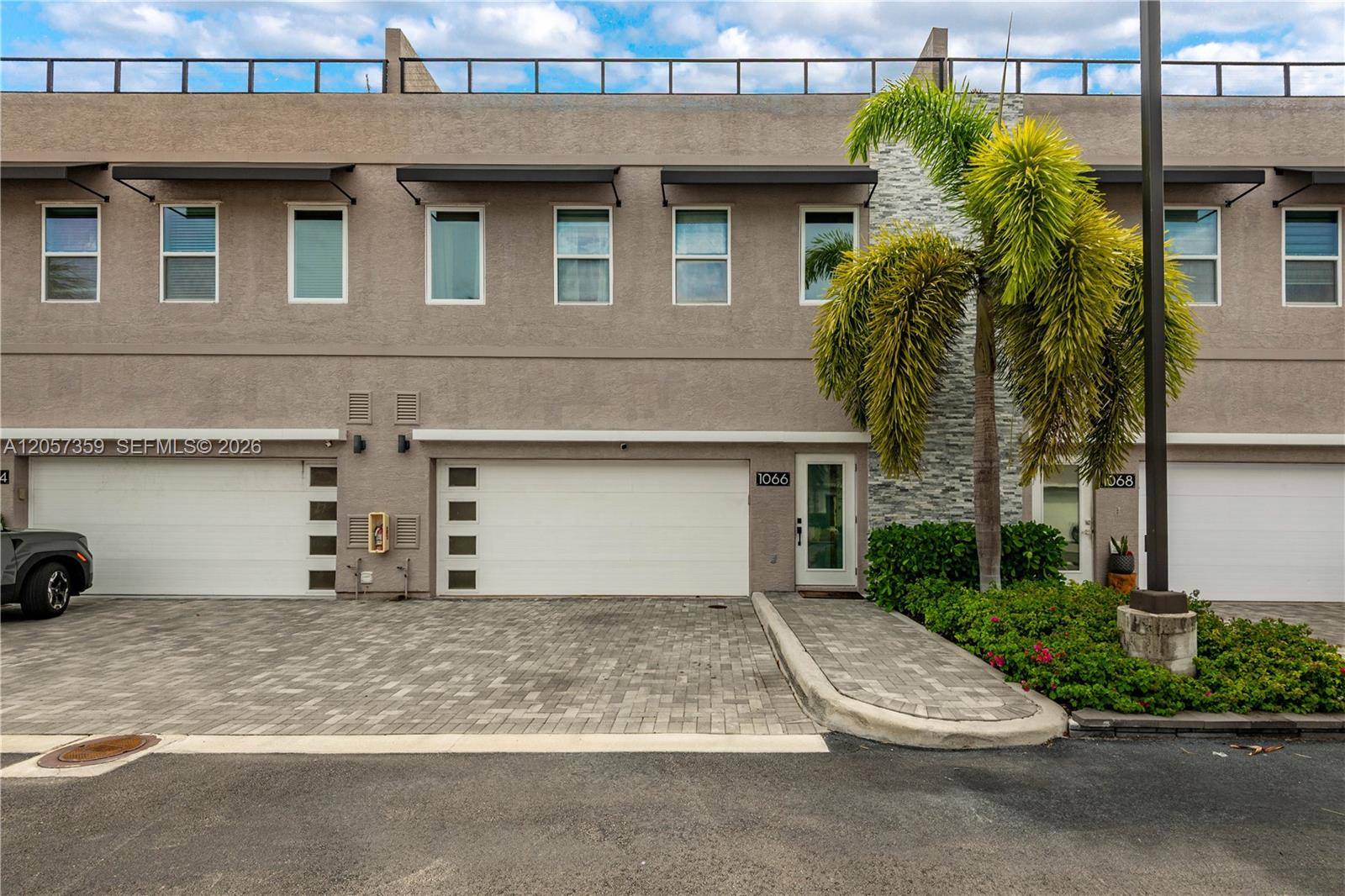 1066 NE 35th StOakland Park - picture