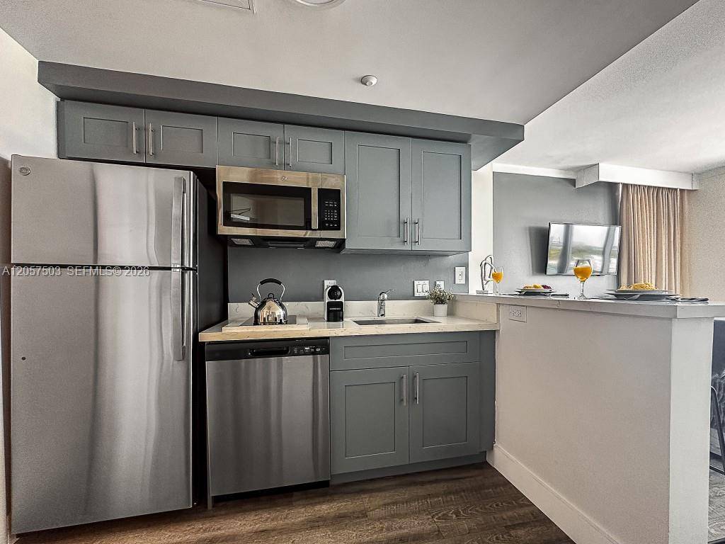 2889 Mcfarlane RdMiami - MUTINY PARK CONDO condo unit 912 - picture