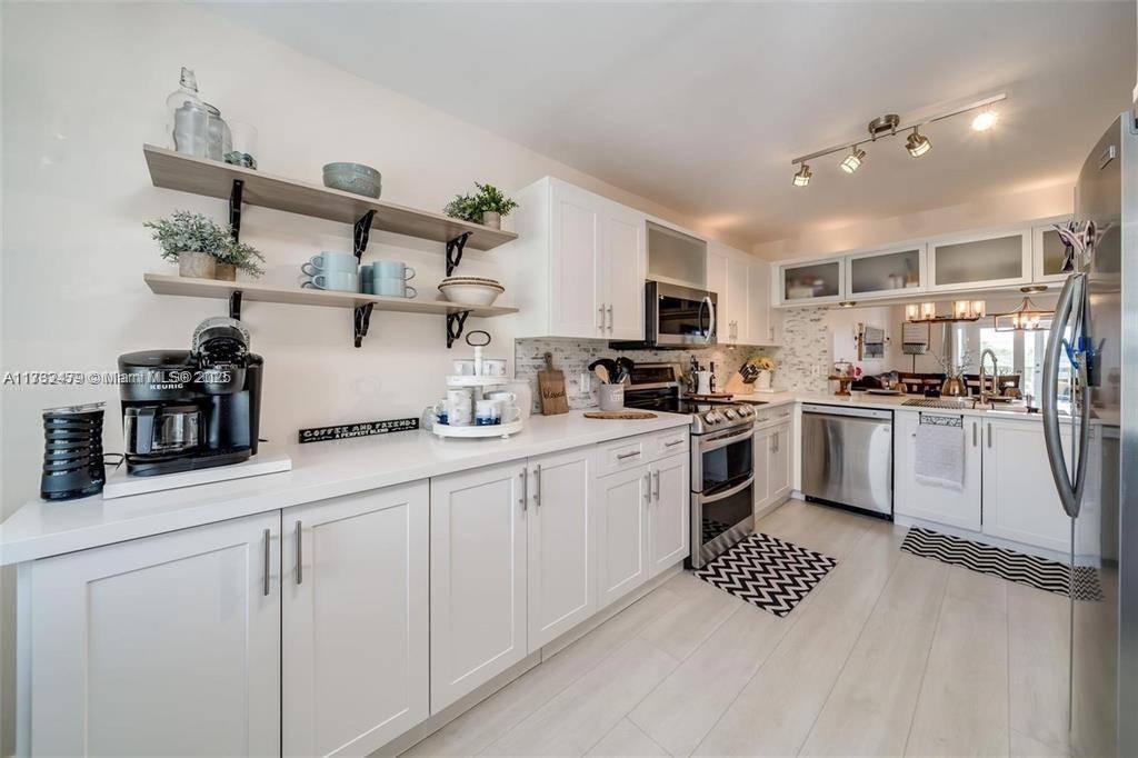 2560 NW 103RDSunrise - SUNRISE LAKES 193 CONDO condo unit 406 - picture