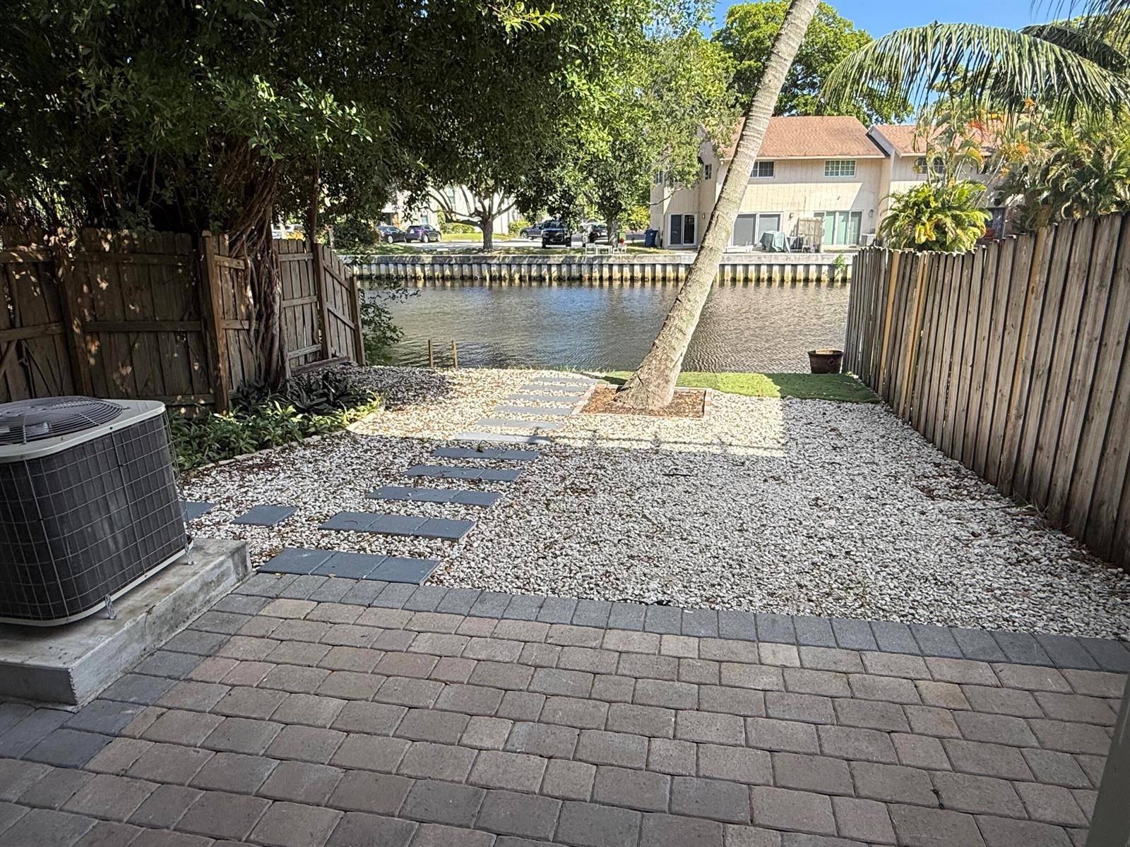 620 NE 20THWilton Manors - TROPICAL GARDENS AMENDED P condo unit 1 - picture