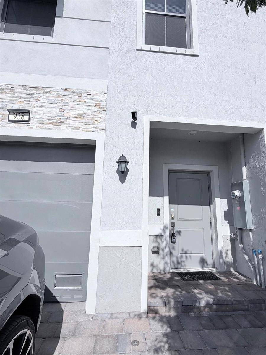 938 NW 3RDPompano Beach - picture