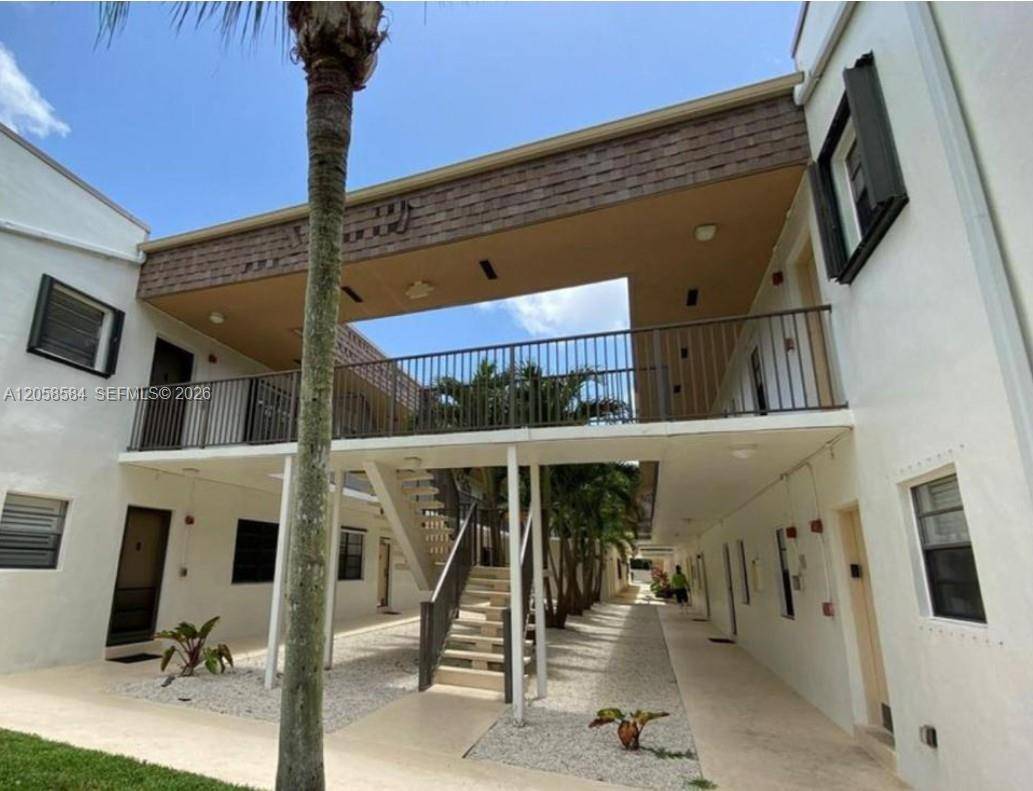 8261 SW 128 StPinecrest - SUNRISE POINT CONDO BLDG condo unit 211 - picture