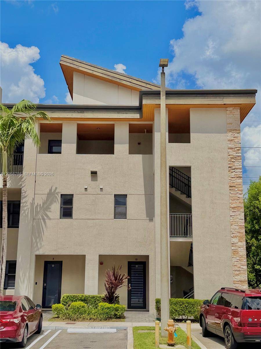 10455 NW 82nd StDoral - HIGHLAND AT PARK CENTRAL condo unit 10 - picture