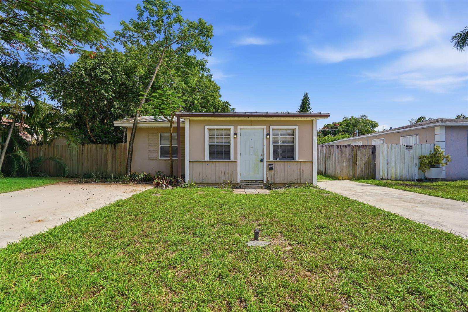 2530 AdamsHollywood - picture