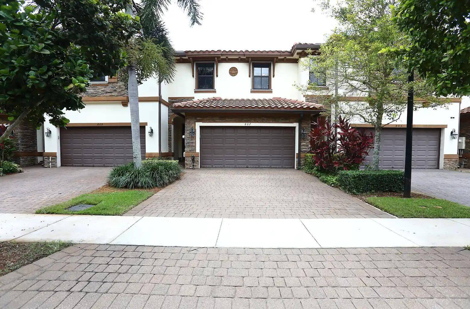 807 E VillageDavie - picture