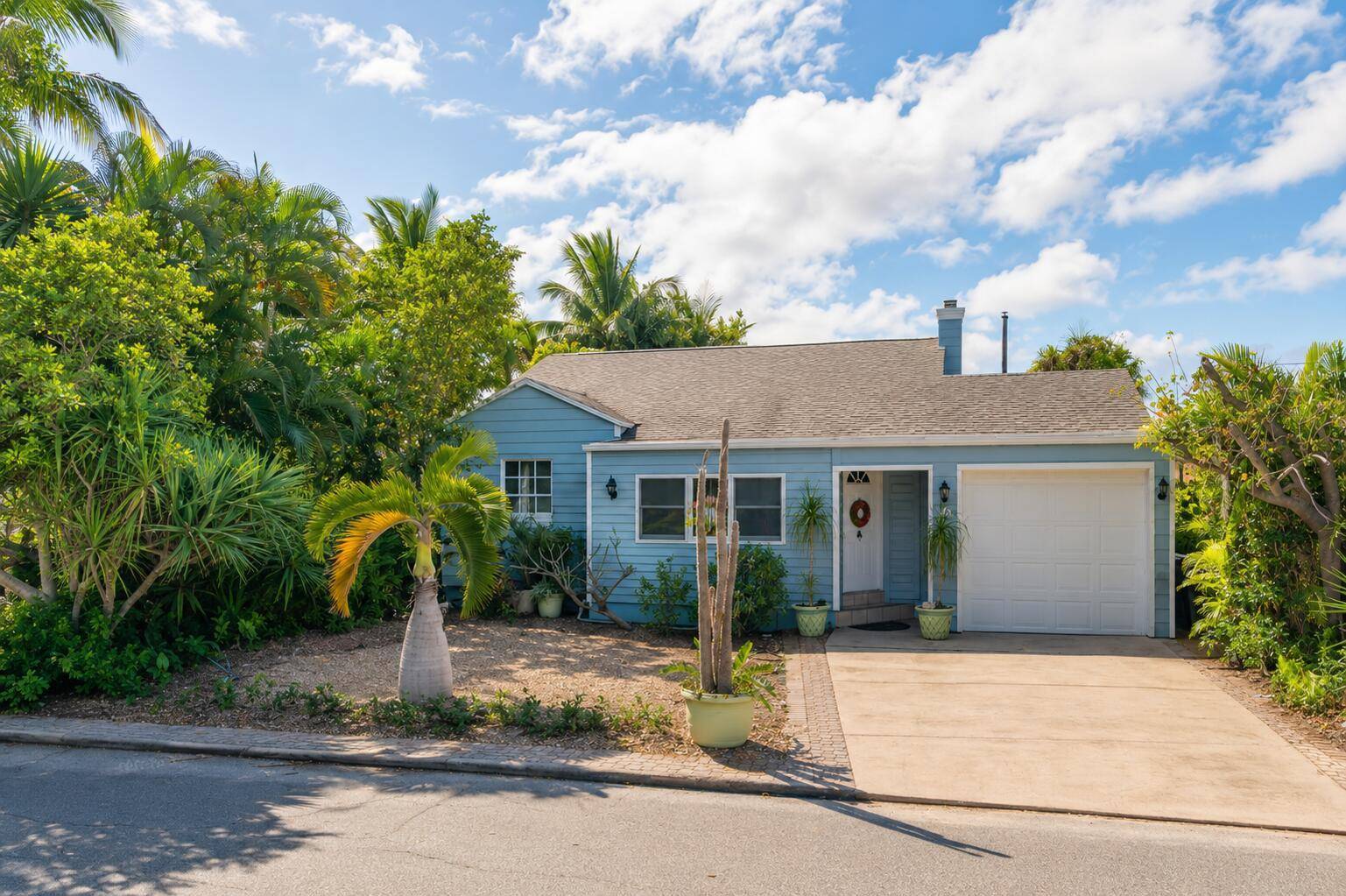 715 N PALMWAY - picture