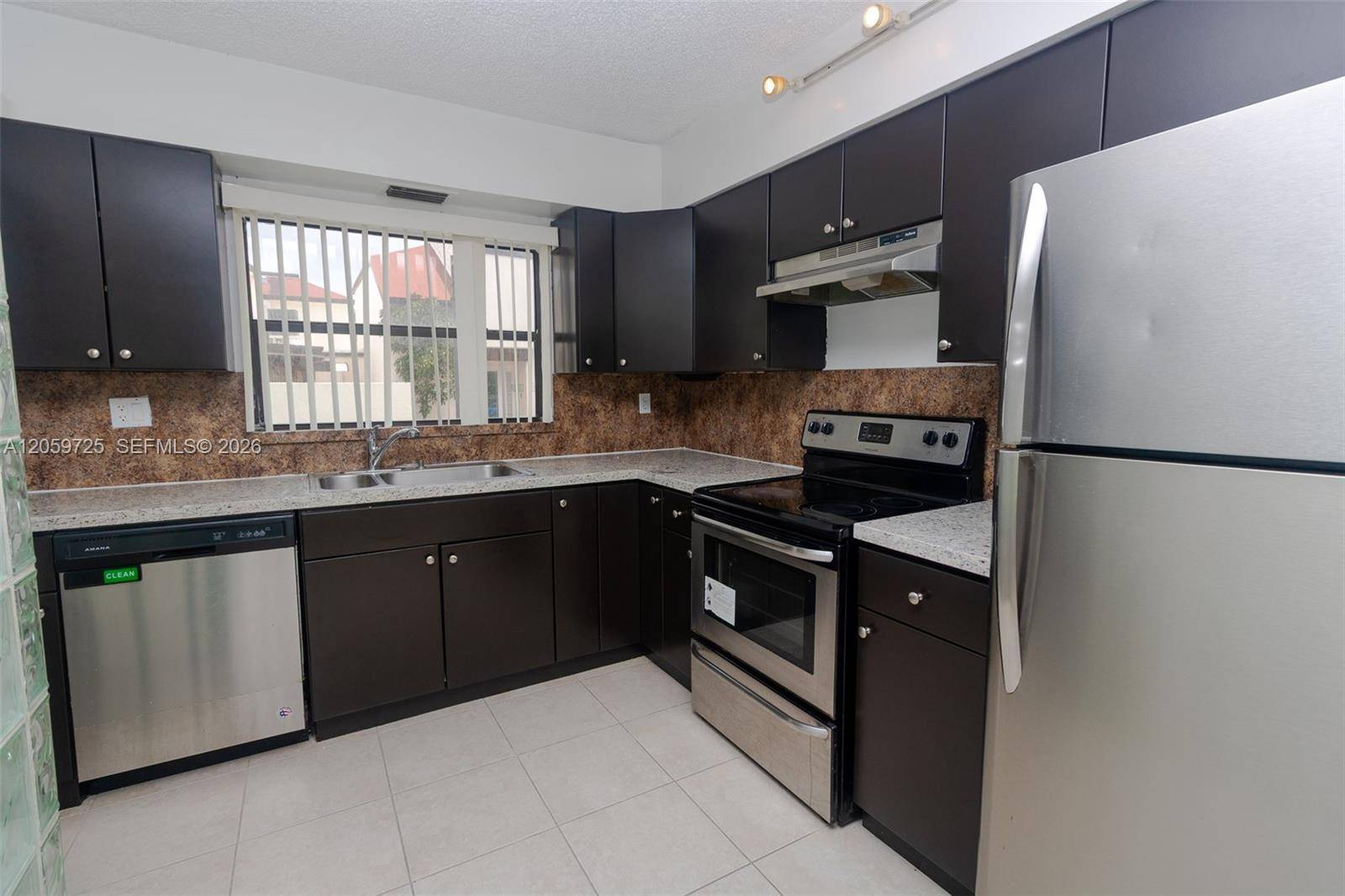 10085 NW 6th TerMiami - picture