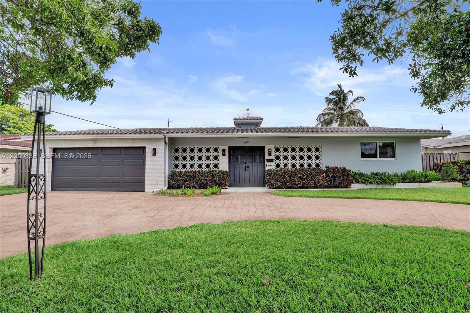 5281 SW 4th CTPlantation - picture