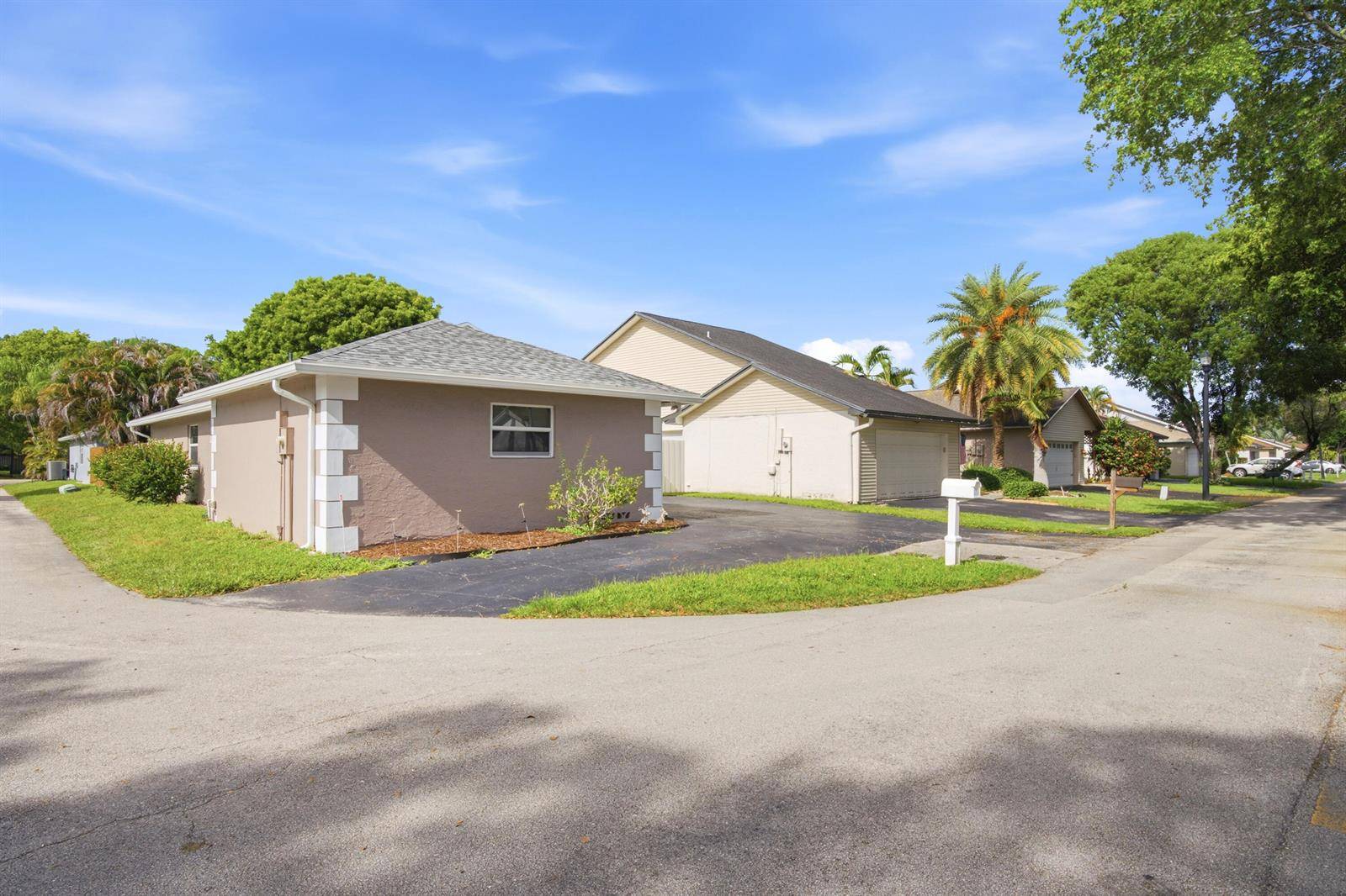8300 SW 41STDavie - picture