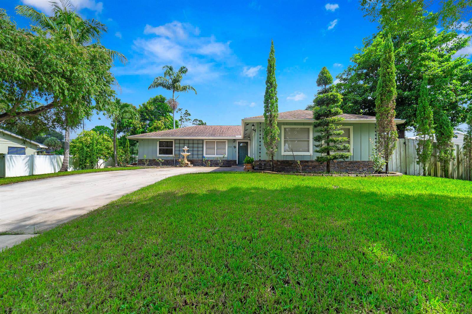 110 W MangoLake Worth - picture