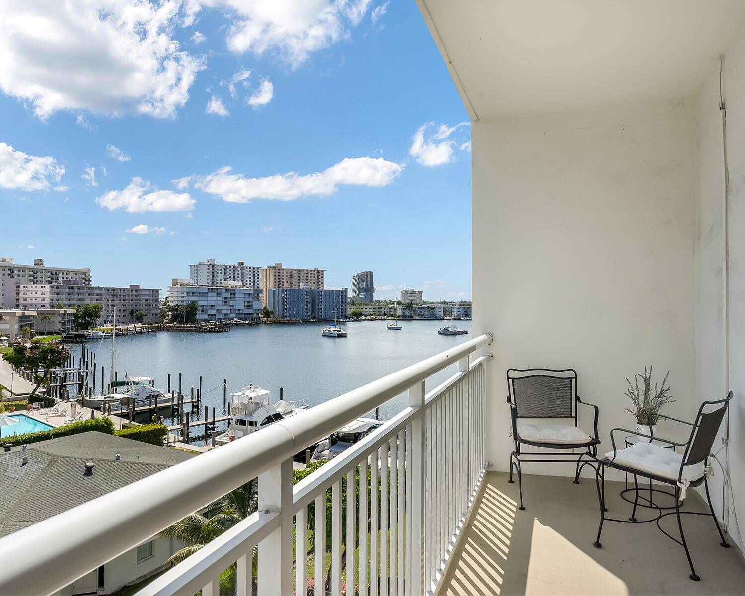 126 Golden IslesHallandale Beach - GOLDEN ISLES TOWERS CONDO condo unit 52A - picture