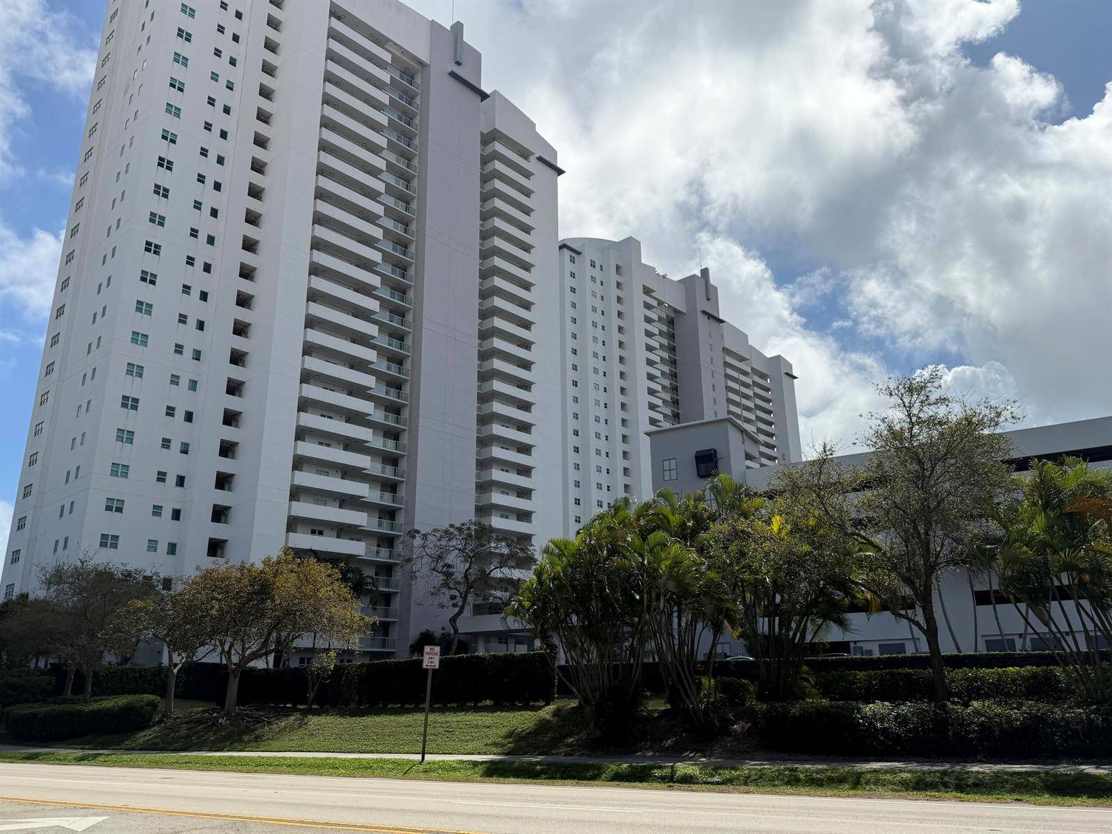 15051 Royal OaksNorth Miami - picture