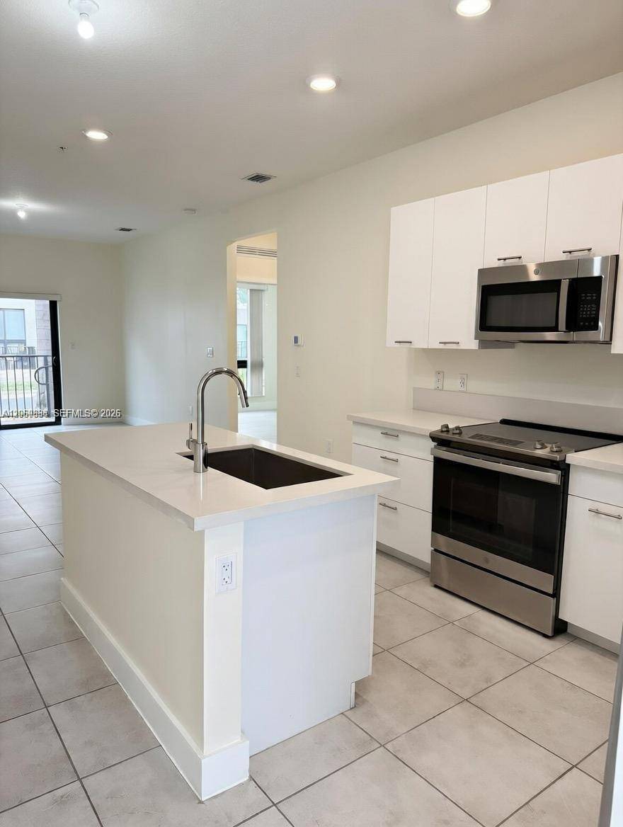 8301 NW 41st StDoral - DOWNTOWN DORAL SOUTH PHAS condo unit B-107 - picture