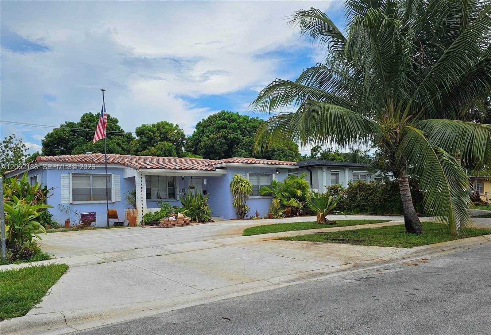 648 E 28th StHialeah - picture