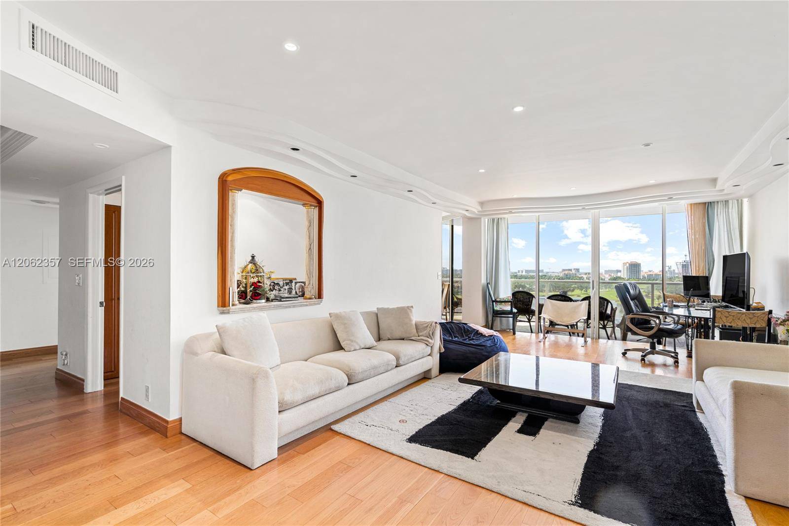 20281 E Country Club DrAventura - HAMPTONS WEST CONDO condo unit 909 - picture