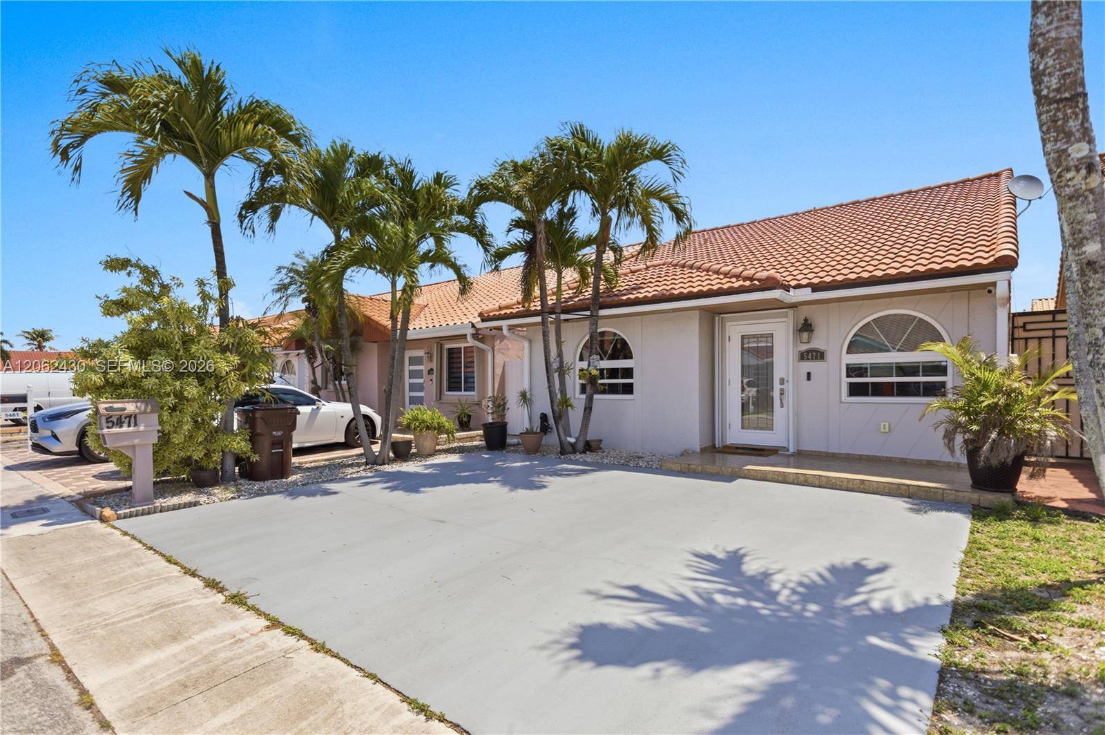 5471 W 27th CtHialeah - picture