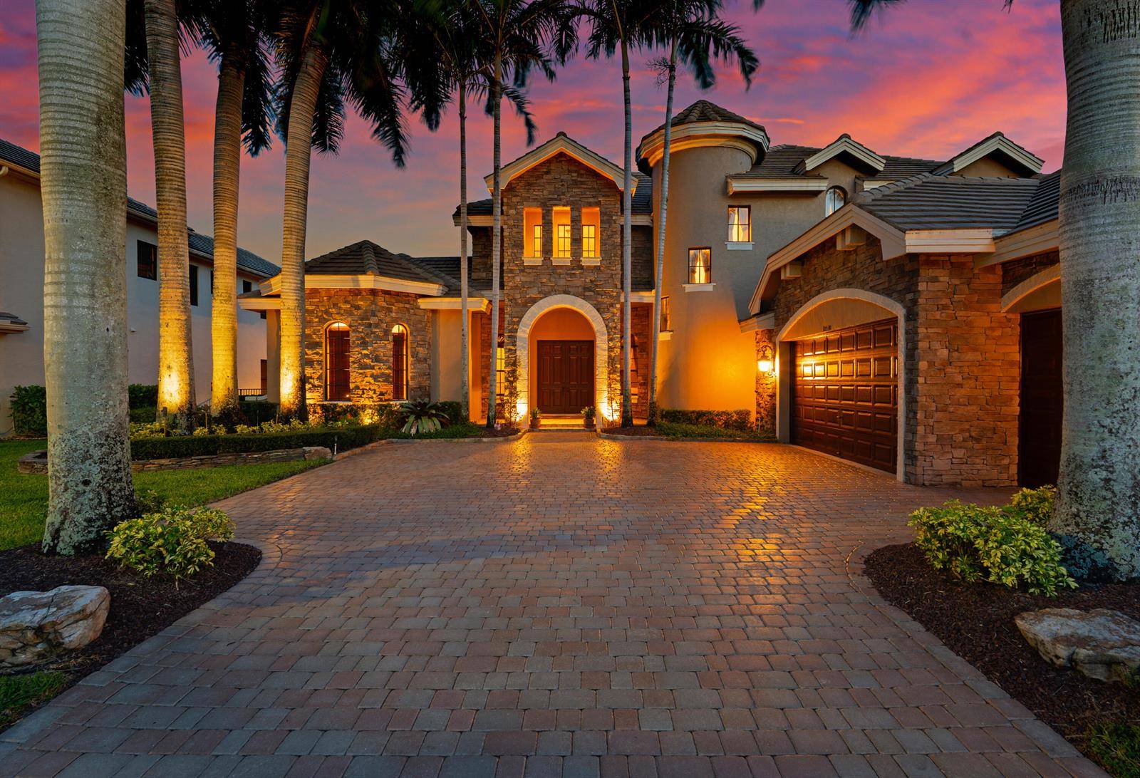 10538 VERSAILLESWellington - picture