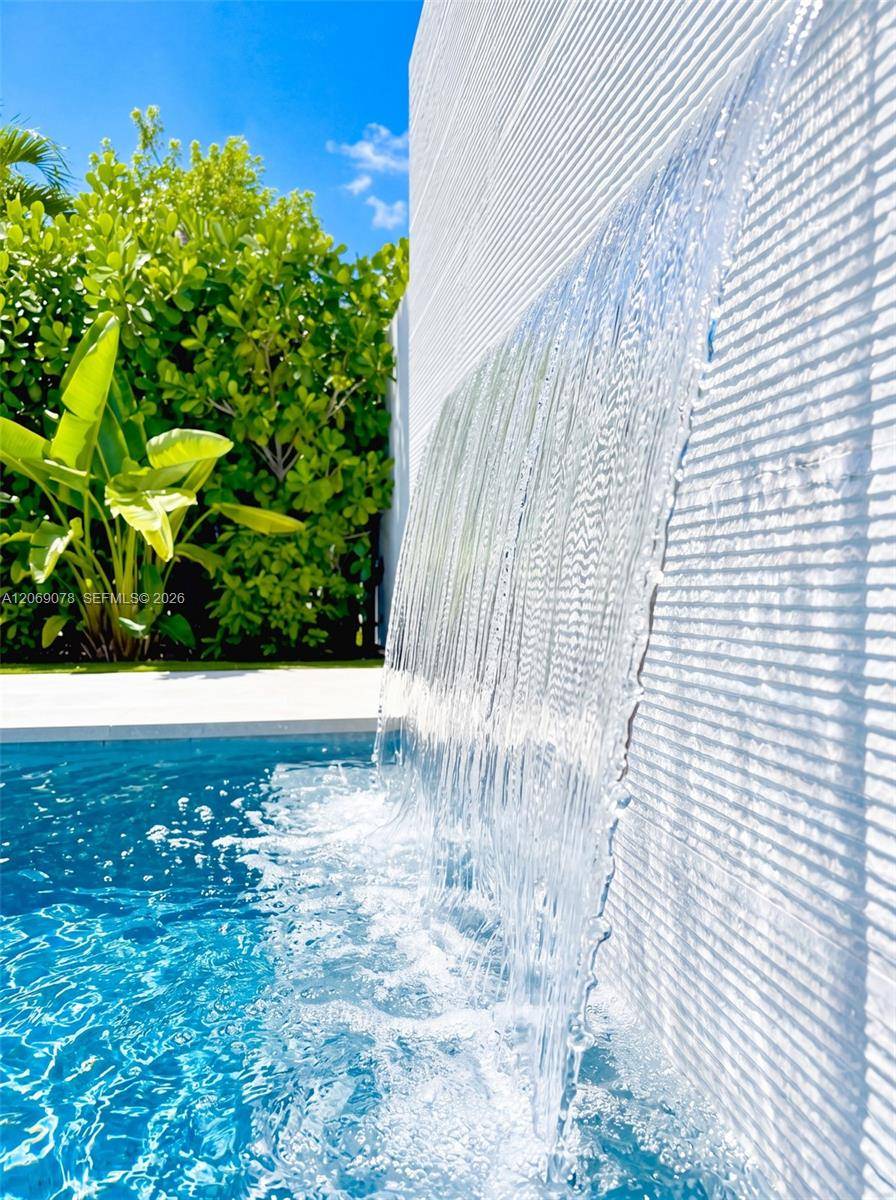 2290 SW 13th StMiami - picture